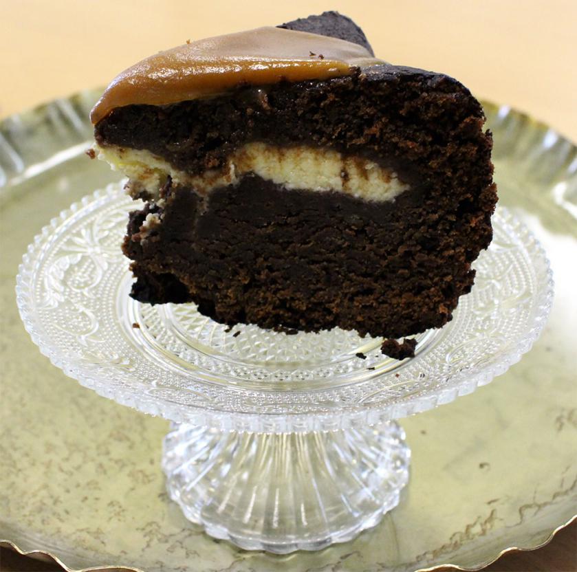 Schokoladenkuchen mit Cheesecake-Füllung und gesalzenem Karamell ...