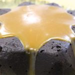 Schokoladenkuchen mit Cheesecake-Füllung und gesalzenem Karamell